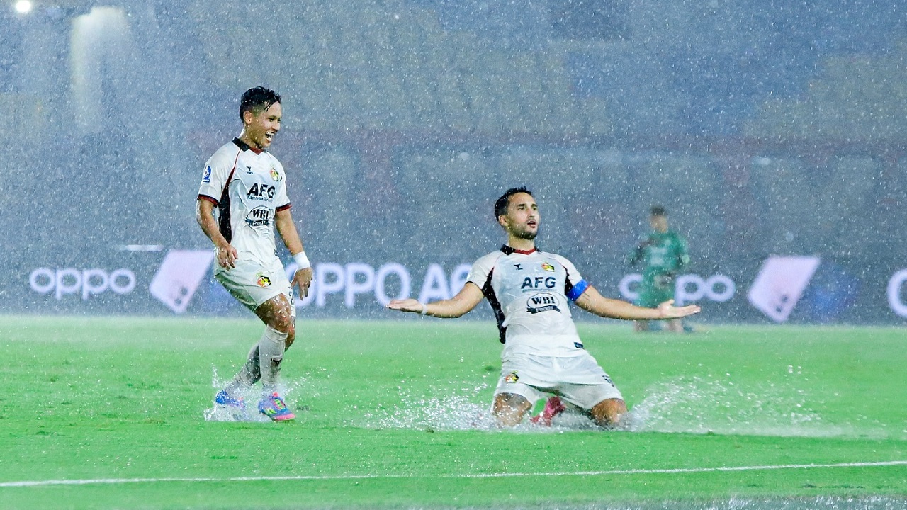 Kapten Persik Kediri, Ezra Walian merayakan gol ke gawang Persija Jakarta