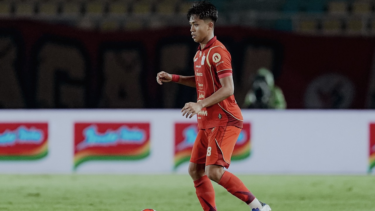 Gelandang muda Persija Jakarta, Figo Dennis melakoni debut musim ini