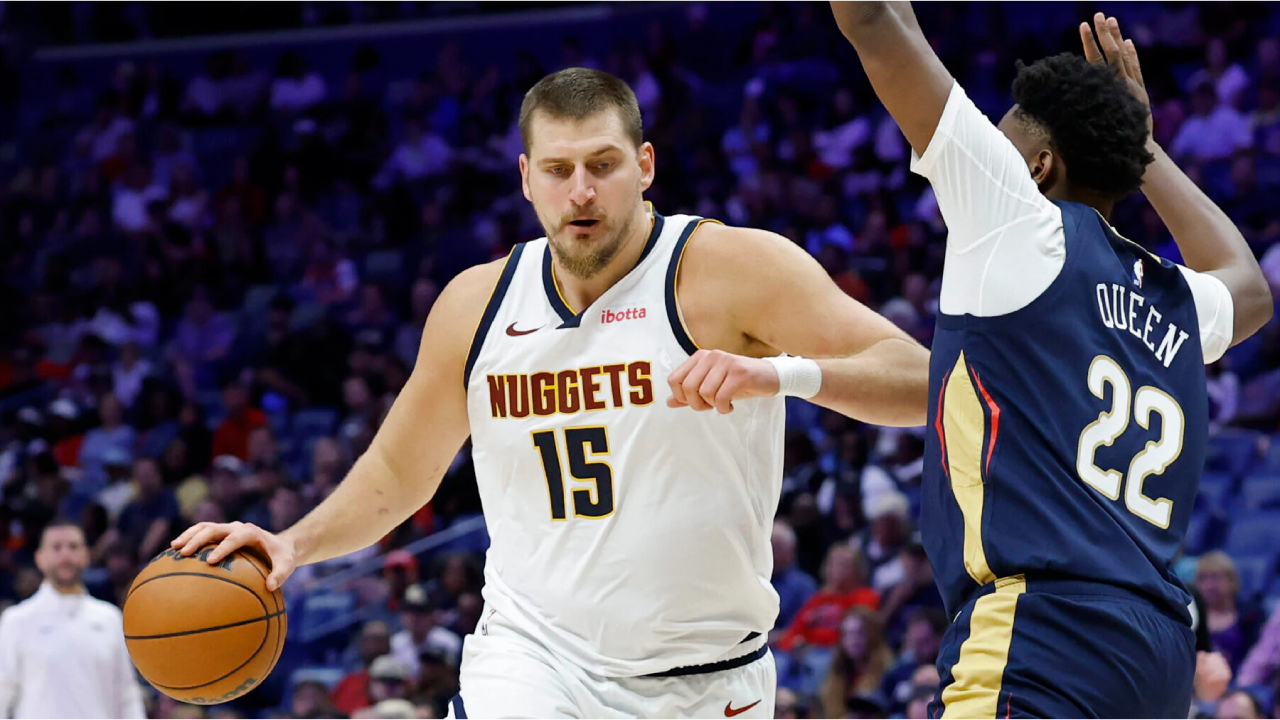 Nikola Jokic (kiri) membukukan triple-double kesembilan musim ini saat tim tamu Denver Nuggets mengalahkan New Orleans Pelicans 125-118 pada Rabu (19/11) malam. (Foto: AP)