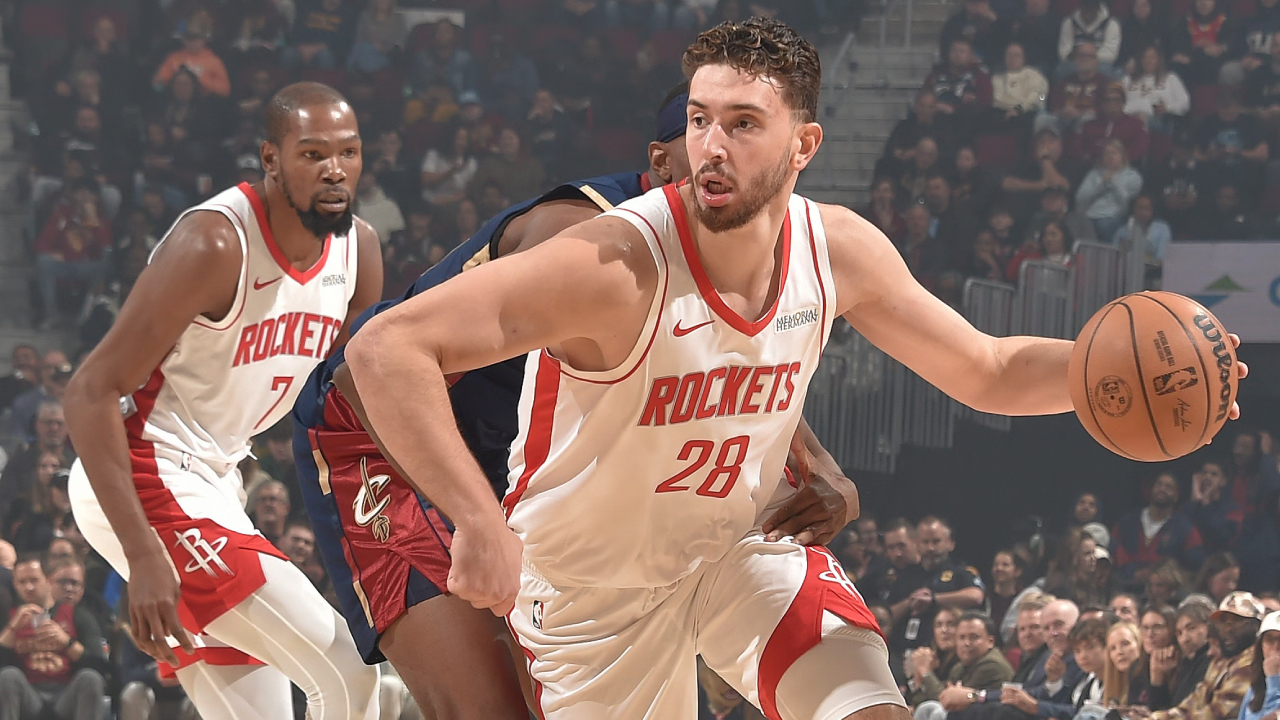 Alperen Sengun (kanan) mencetak 28 poin saat tim tamu Houston Rockets meraih kemenangan 114-104 atas Cleveland Cavaliers pada Rabu (19/11) malam. (Foto: AP)