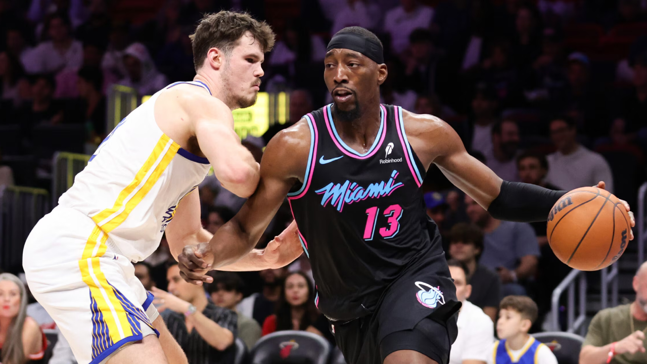 Bam Adebayo (kanan) mencetak 20 poin saat Miami Heat meraih kemenangan kandang 110-96 atas Golden State Warriors pada Rabu (19/11) malam. (Foto: AP)