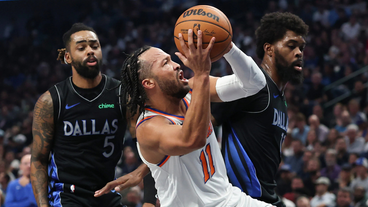 Jalen Brunson (tengah) mencetak 28 poin saat New York Knicks mengalahkan Dallas Mavericks 113-111 pada Rabu (19/11). (Foto: AP)