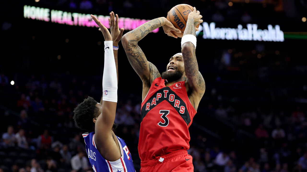 Brandon Ingram (kanan) mencetak 22 poin saat tim tamu Toronto Raptors meraih kemenangan 121-112 atas Philadelphia 76ers pada Rabu (19/11). (Foto: AP)
