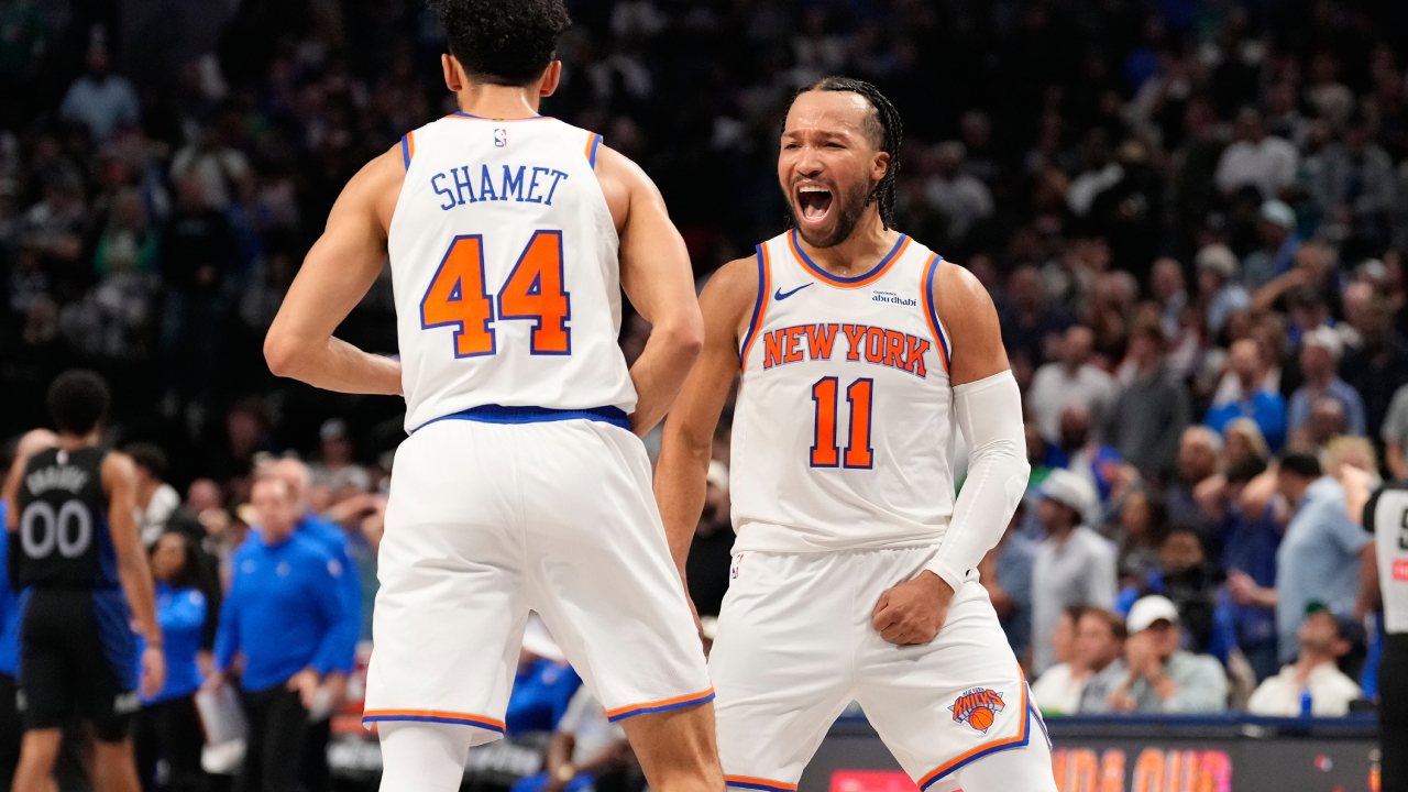 Jalen Brunson (kanan) melakukan selebrasi setelah New York Knicks meraih kemenangan tandang perdana musim ini atas Dallas Mavericks. (Foto: AP)