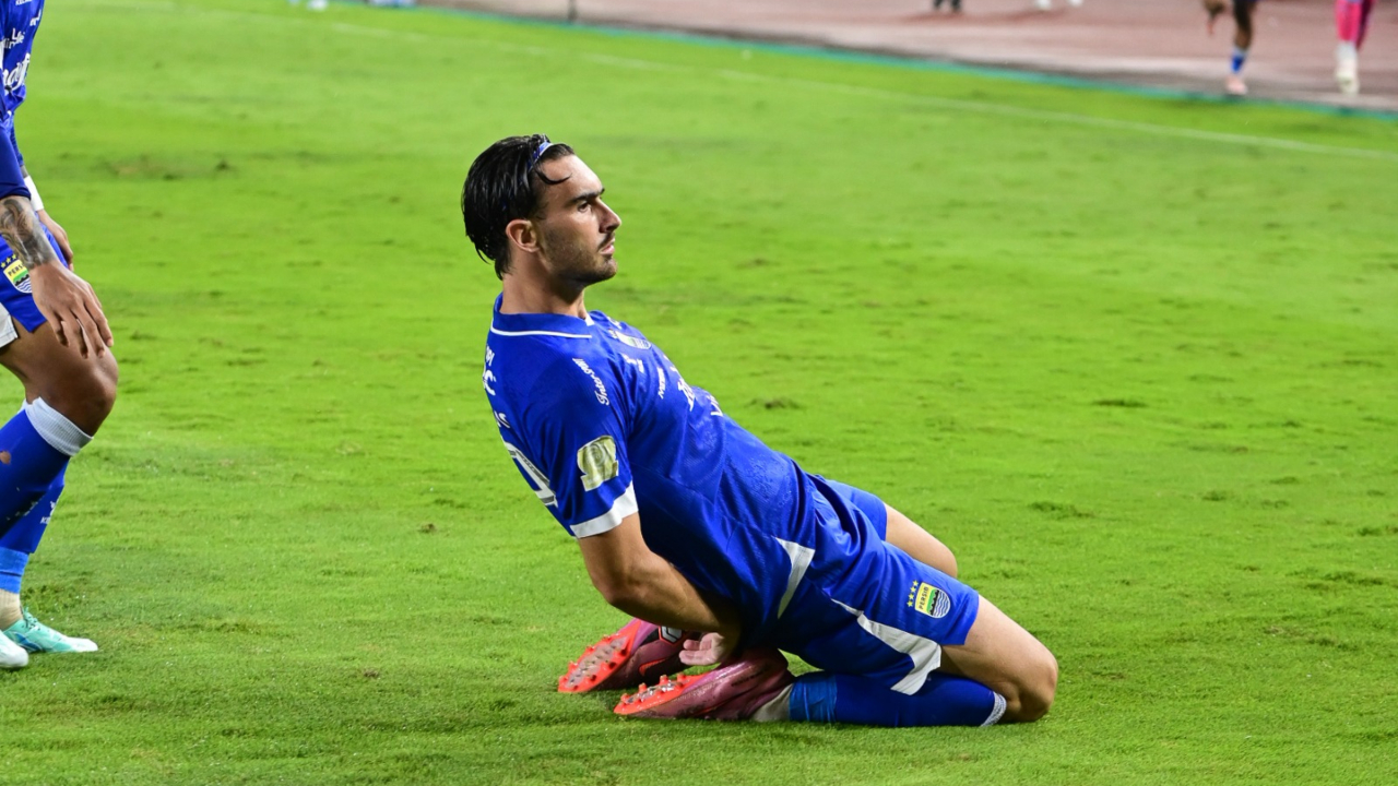 Andrew Jung melakukan selebrasi knee slide