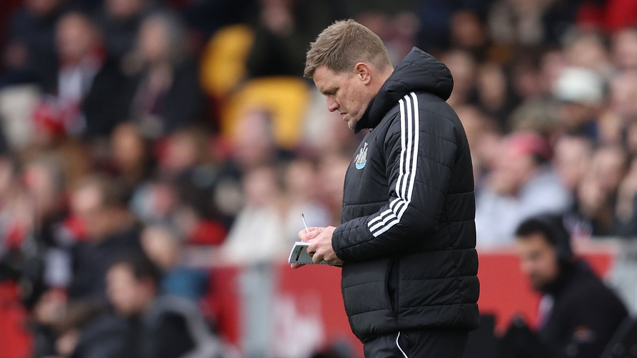 Eddie Howe Santai soal Kontrak Bek Senior, tapi Akui Newcastle Hadapi Dilema
