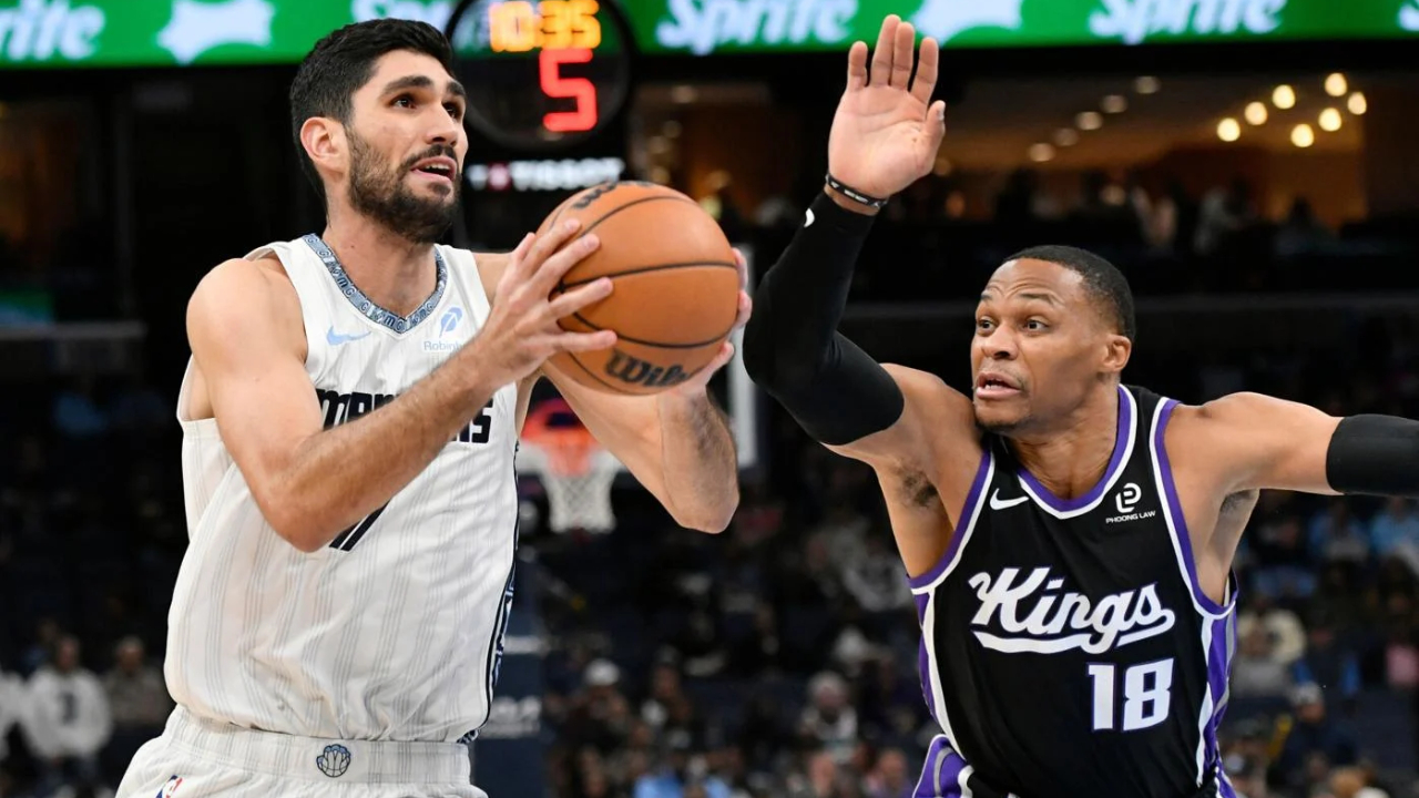 Santi Aldama (kiri) mencetak 29 poin saat Memphis Grizzlies meraih kemenangan 137-96 atas Sacramento Kings pada Kamis (20/11). (Foto: AP)