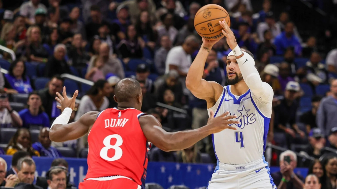 Jalen Suggs (kanan) mencetak 23 poin saat Orlando Magic mengalahkan Los Angeles Clippers 129-101 pada Kamis (20/11). (Foto: AP)