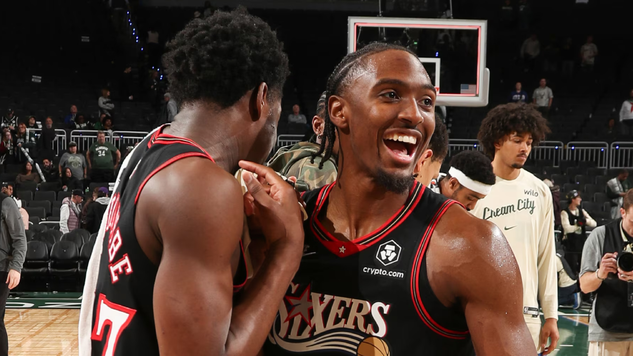 Tyrese Maxey (kanan) melakukan selebrasi setelah mengantarkan 76ers meraih kemenangan atas Bucks melalui overtime. (Foto: AP)