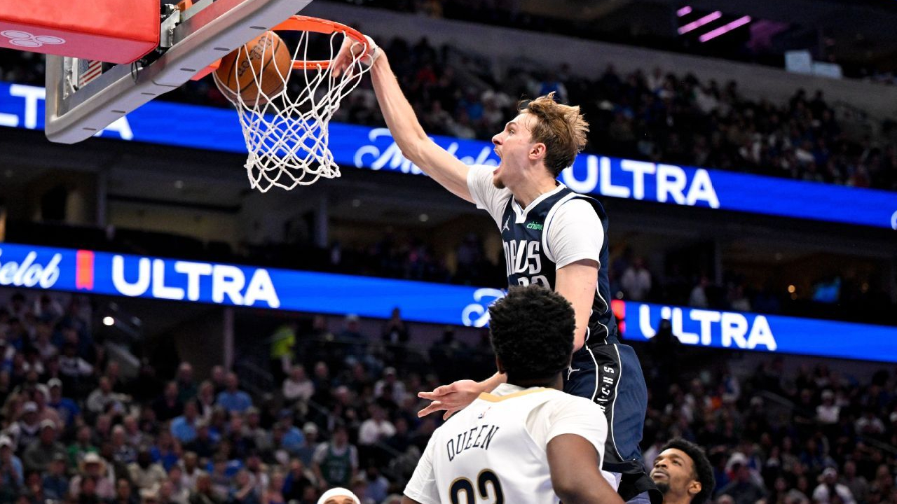 Cooper Flagg menjadi pemain termuda kedua dalam sejarah NBA yang mencetak 20 poin di area ring dalam satu pertandingan, hanya kalah satu hari dari LeBron James. (Foto: AP)
