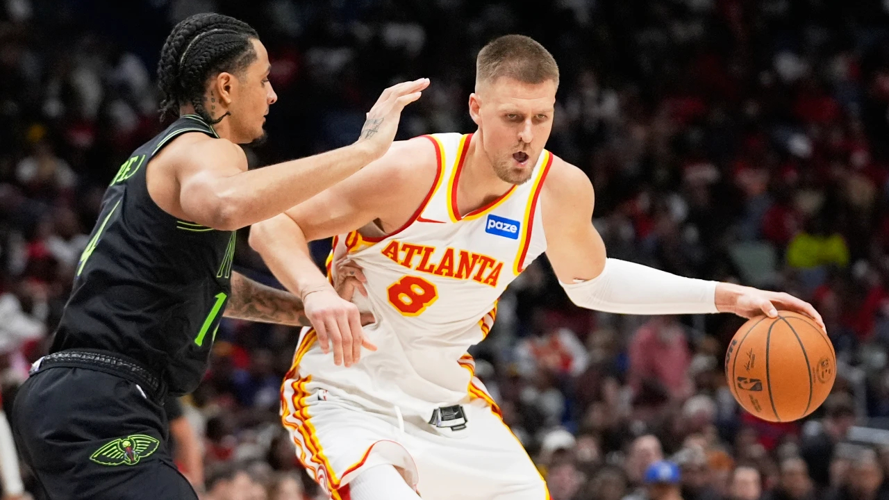 Kristaps Porzingis (kanan) mencetak 29 poin saat Atlanta Hawks mengalahkan New Orleans Pelicans dengan skor 115-98 pada Sabtu (22/11). (Foto: AP)