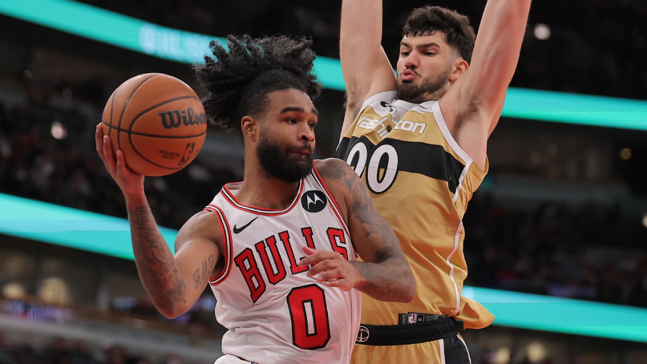 Coby White (kiri) mencetak 20 poin saat tuan rumah Chicago Bulls mengalahkan Washington Wizards dengan skor 121-120 pada Sabtu (22/11). (Foto: AP)