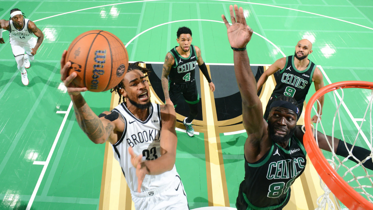 Nic Claxton (kiri) mencatat triple-double saat tim tamu Brooklyn Nets meraih kemenangan 113-105 atas Boston Celtics pada Jumat (21/11). (Foto: AP)