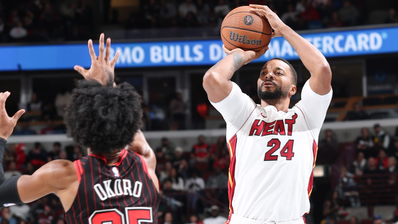 Norman Powell (kanan) mencetak 19 poin saat Miami Heat mengalahkan tuan rumah Chicago Bulls dengan skor 143-107 di NBA Cup pada Jumat (21/11). (Foto: AP)