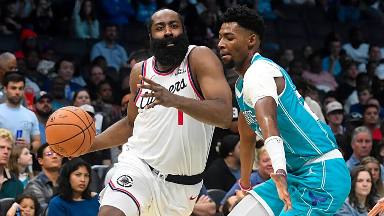 James Harden (kiri) mencetak 55 poin saat Los Angeles Clippers mengalahkan tuan rumah Charlotte Hornets 131-116 pada Sabtu (22/11) siang. (Foto: AP)