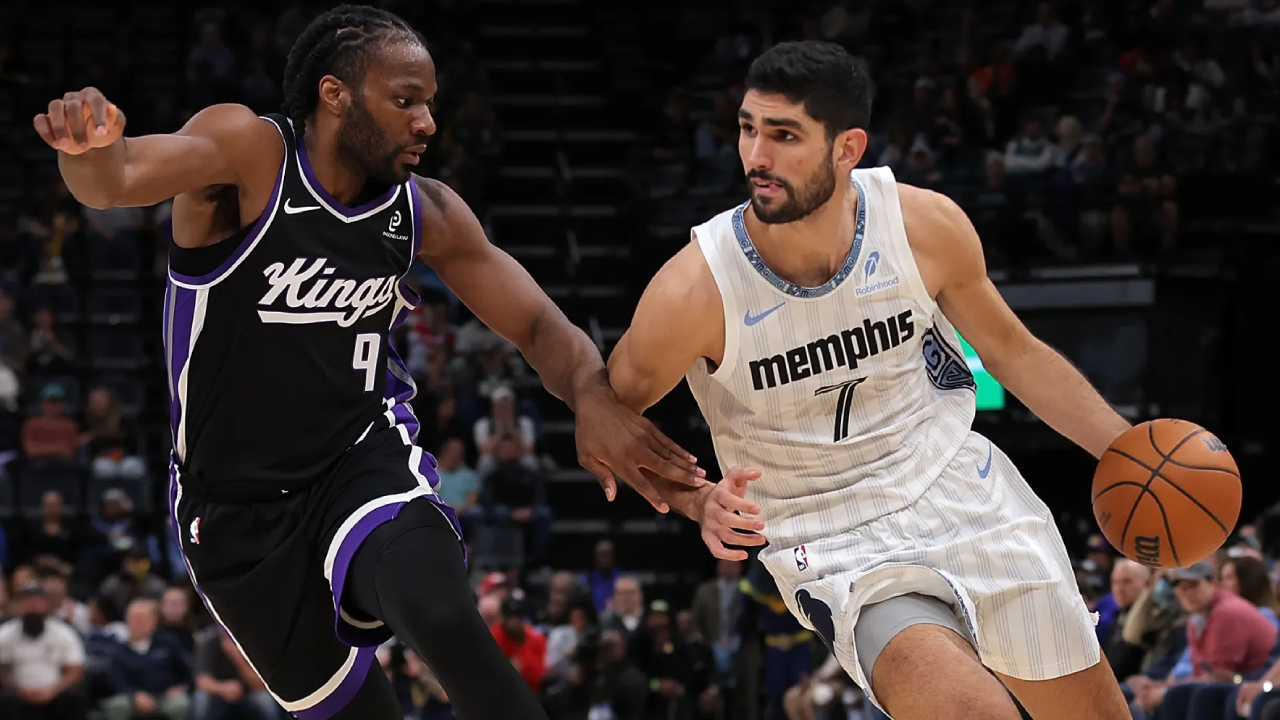 Santi Aldama (kanan) mencetak 20 poin saat tim tamu Memphis Grizzlies mengalahkan Dallas Mavericks dengan skor 102-96 pada Sabtu (22/11) malam. (Foto: AP)