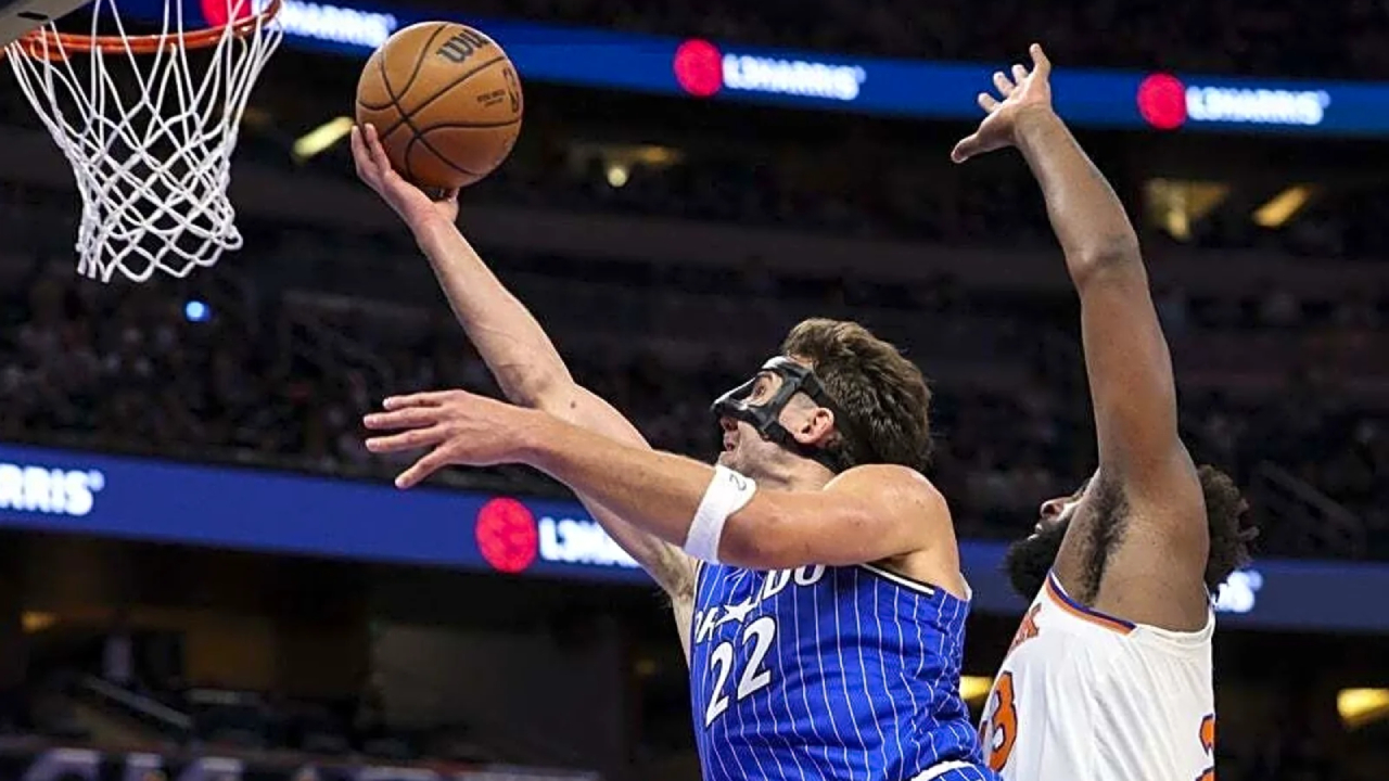 Franz Wagner (kiri) mencetak 37 poin saat Orlando Magic meraih kemenangan 133-121 atas New York Knicks pada Sabtu (22/11). (Foto: AP)