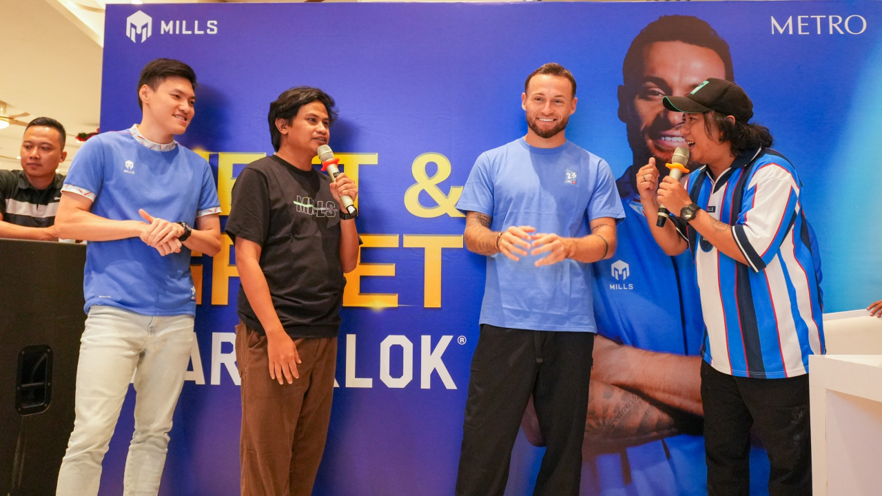 Marc Klok menghadiri acara meet n greet bersama Bobotoh pada acara kolaborasi dengan Mills dan Metro Departement Store