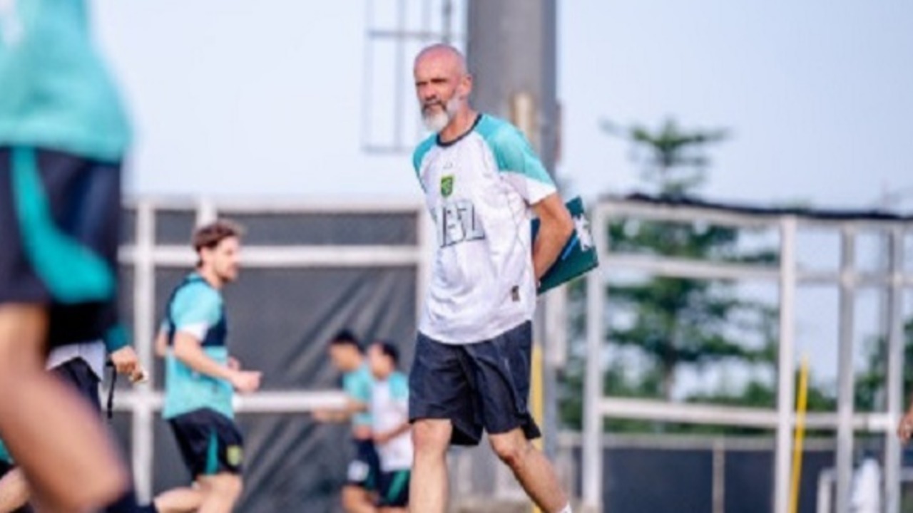 Persebaya Surabaya pecat Eduardo Perez