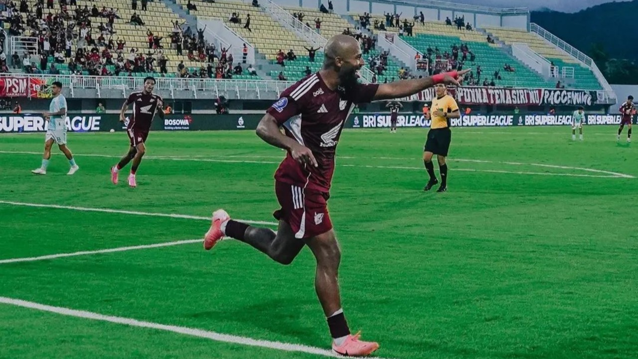 Penyerang PSM Makassar, Alex Tank merayakan gol