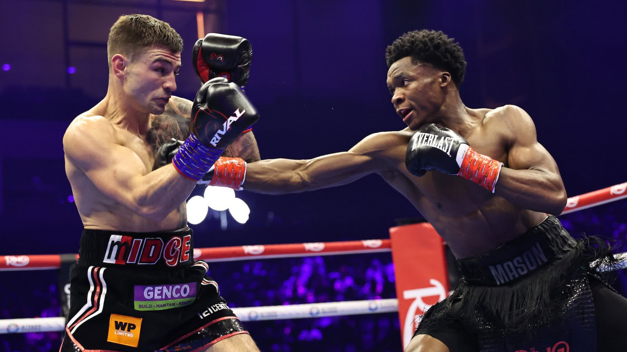 Abdullah Mason (kanan) harus bertarung lebih dari enam ronde untuk pertama kalinya dalam karier pronya untuk mengalahkan Sam Noakes. (Foto: Fight TV)