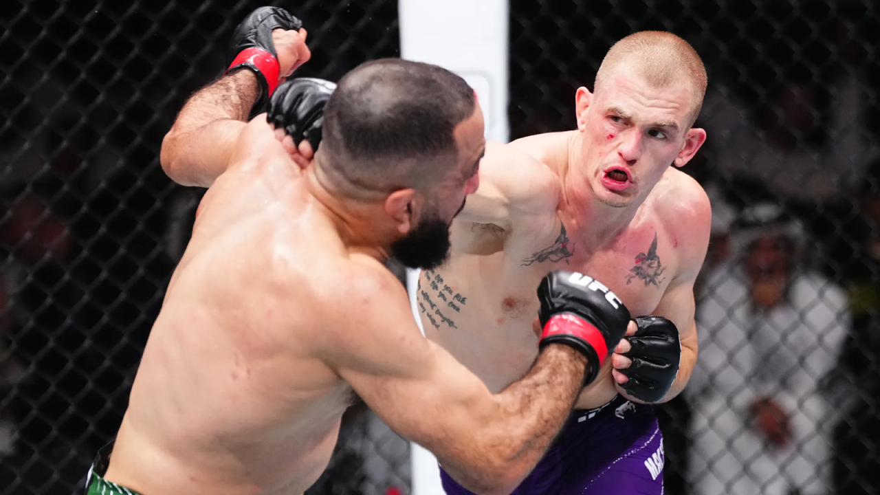 Ian Machado Garry (kanan) mengungguli mantan juara kelas welter UFC Belal Muhammad selama tiga ronde di Doha. (Foto: Fight TV)