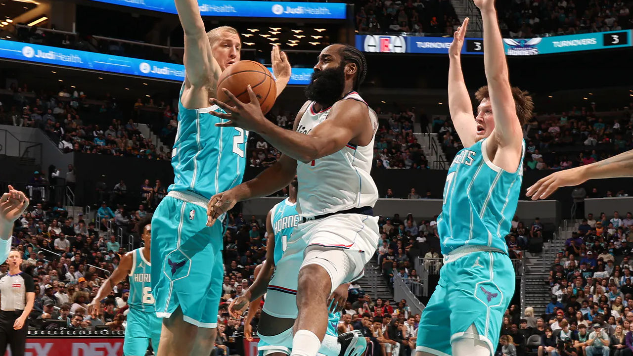 Torehan 55 poin James Harden melampaui rekor franchise sebelumnya sebesar 52 poin, yang sebelumnya dipegang bersama oleh Charles Smith dan Bob McAdoo. (Foto: AP)