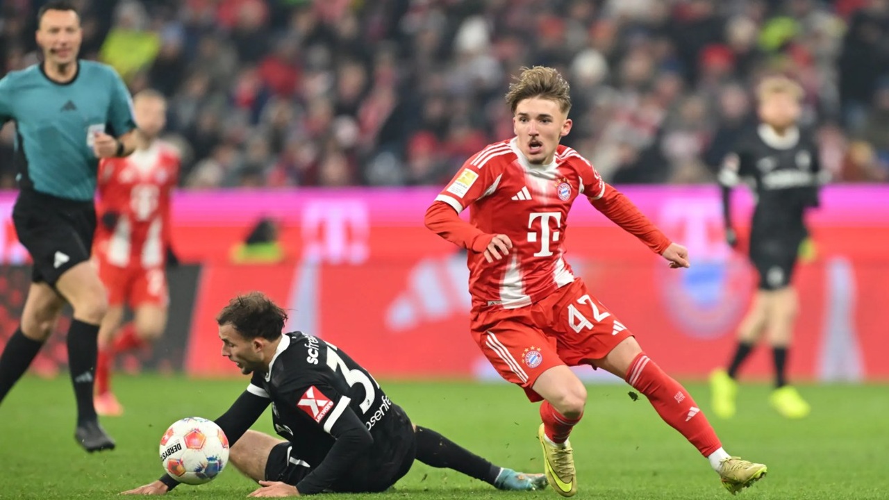 Aksi Lennart Karl Saat Berhasil Mengecoh Pemain SC Freiburg pada Laga Pekan ke-11 Bundesliga 2025/26 (Sumber: Getty Images)