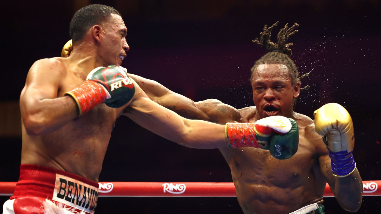 David Benavidez (kiri) hanya memerlukan tujuh ronde untuk menghentikan sang penantang Anthony Yarde. (Foto: Fight TV)