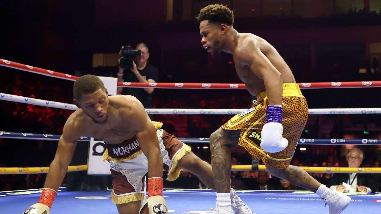 Devin Haney (kanan) sempat menjatuhkan Brian Norman Jr di ronde kedua. (Foto: Fight TV)