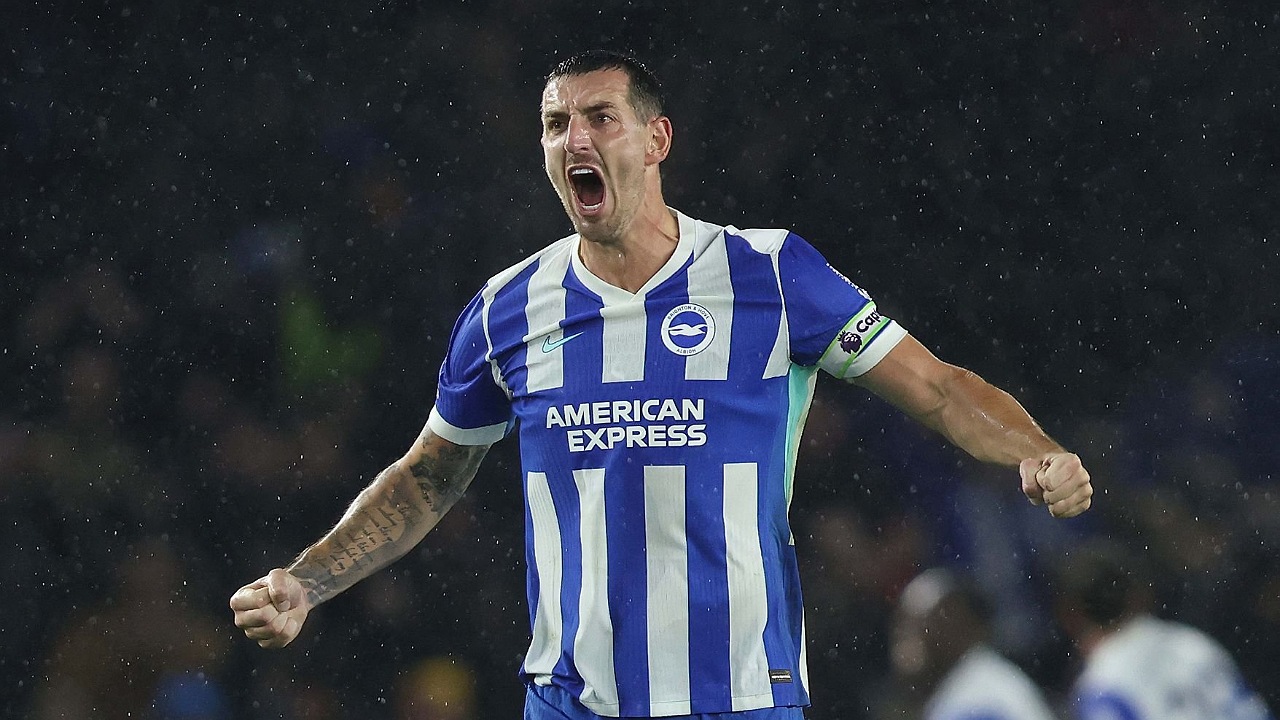 Lewis Dunk Sakit Dua Hari tapi Jadi Penyelamat Brighton