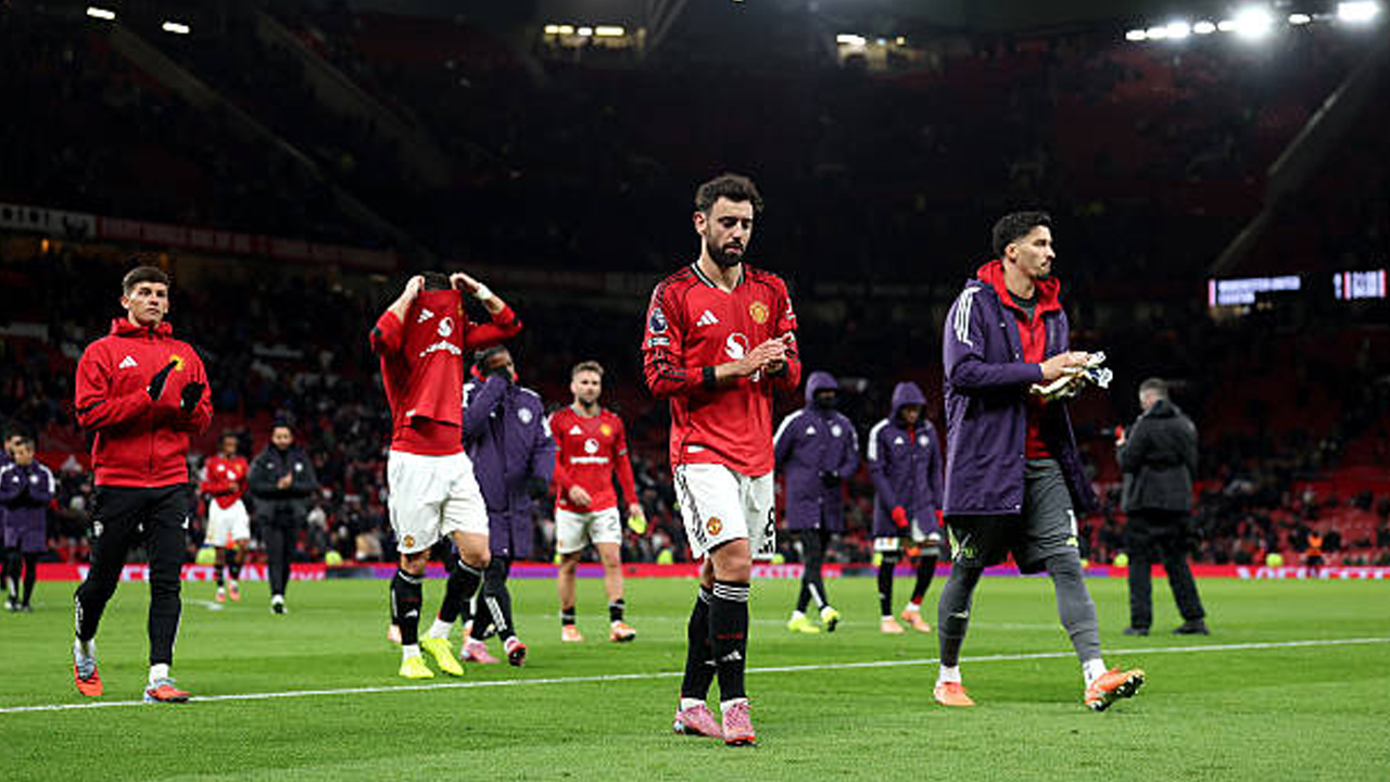 Dipermalukan Everton, Gary Neville Tuduh Man United Terlalu Berpuas Diri