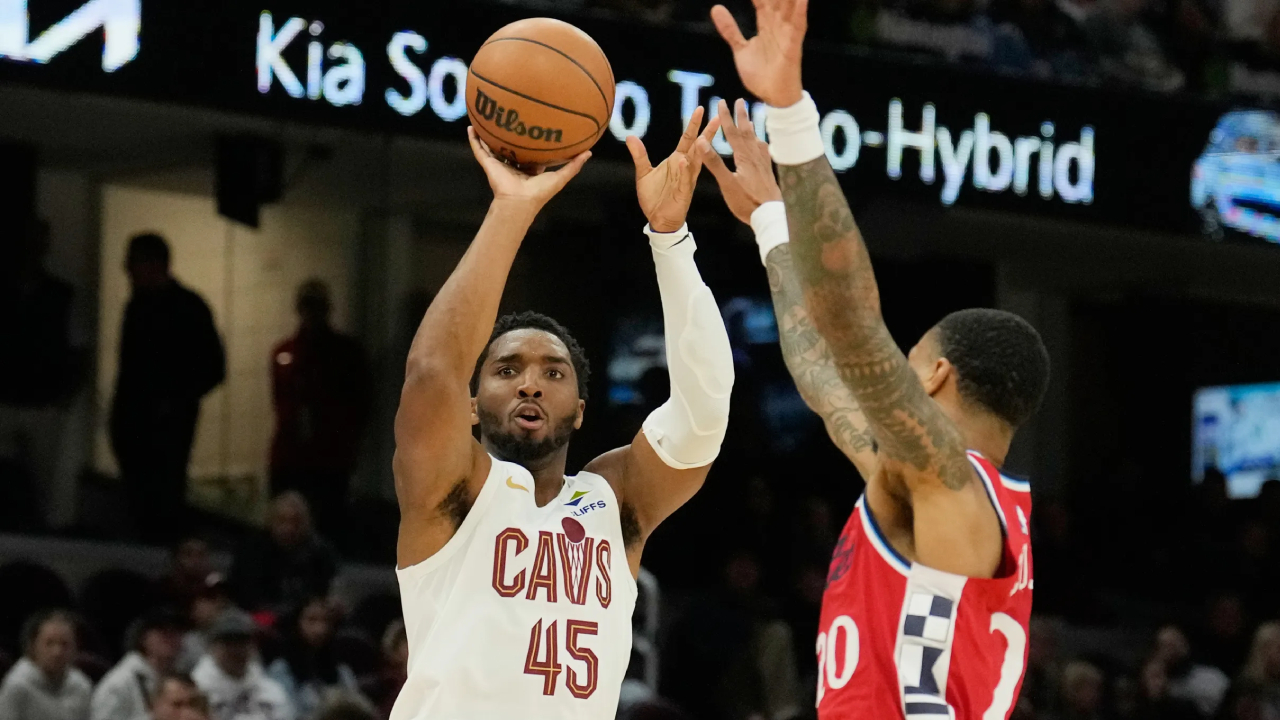 Donovan Mitchell (kiri) mencetak 37 poin saat Cleveland Cavaliers meraih kemenangan 120-105 atas Los Angeles Clippers pada Minggu (23/11) malam. (Foto: AP)
