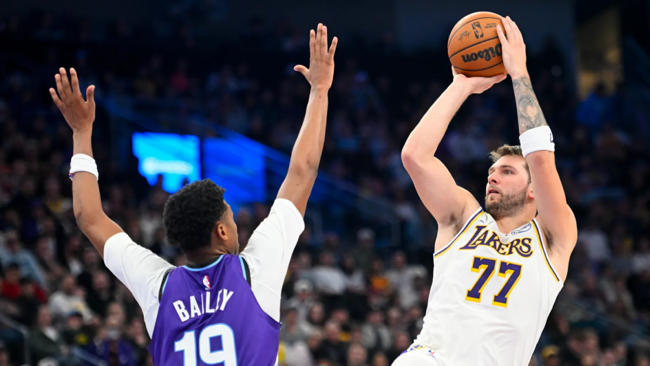 Luka Doncic (kanan) mencetak 33 poin saat Los Angeles Lakers meraih kemenangan 108-106 atas Utah Jazz di Salt Lake City pada Minggu (23/11) malam. (Foto: AP)