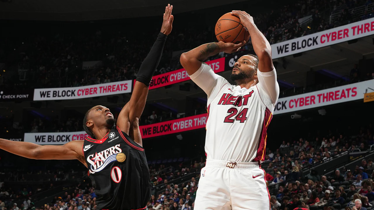 Norman Powell (kanan) mencetak 32 poin saat Miami Heat meraih kemenangan 127-117 atas Philadelphia 76ers pada Minggu (23/11). (Foto: AP)