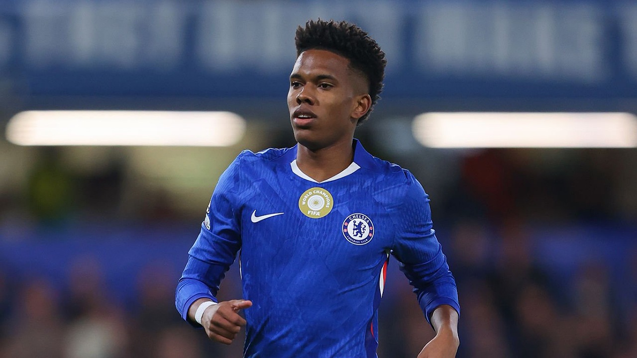 Estevao dipuji rekan setimnya di Chelsea, Marc Cucurella. (Foto: James Gill - Danehouse/Getty Images)