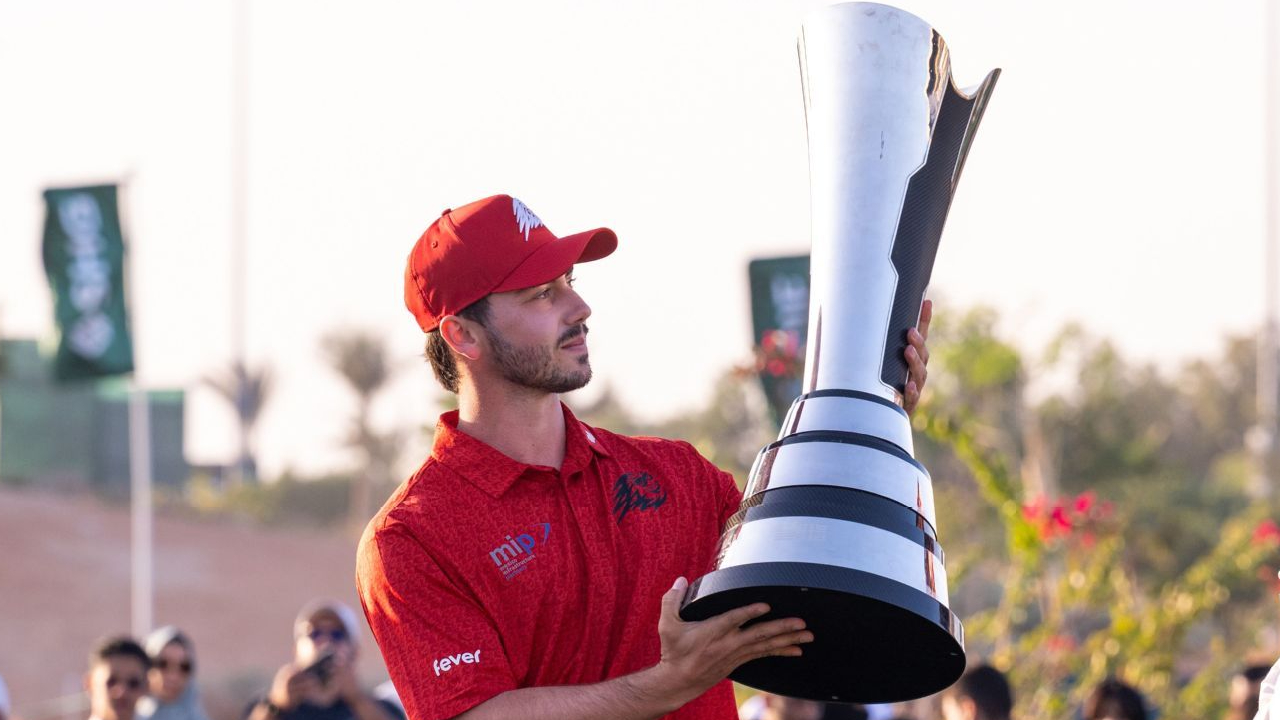 Josele Ballester berpose dengan trofi Saudi International. (Foto: Golf Digest)