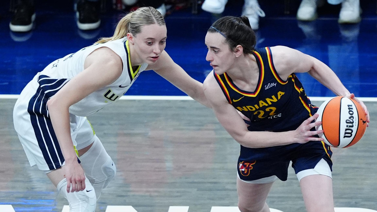 Caitlin Clark (kanan) dan Paige Bueckers beraksi dalam salah satu pertandingan WNBA. (Foto: AP)
