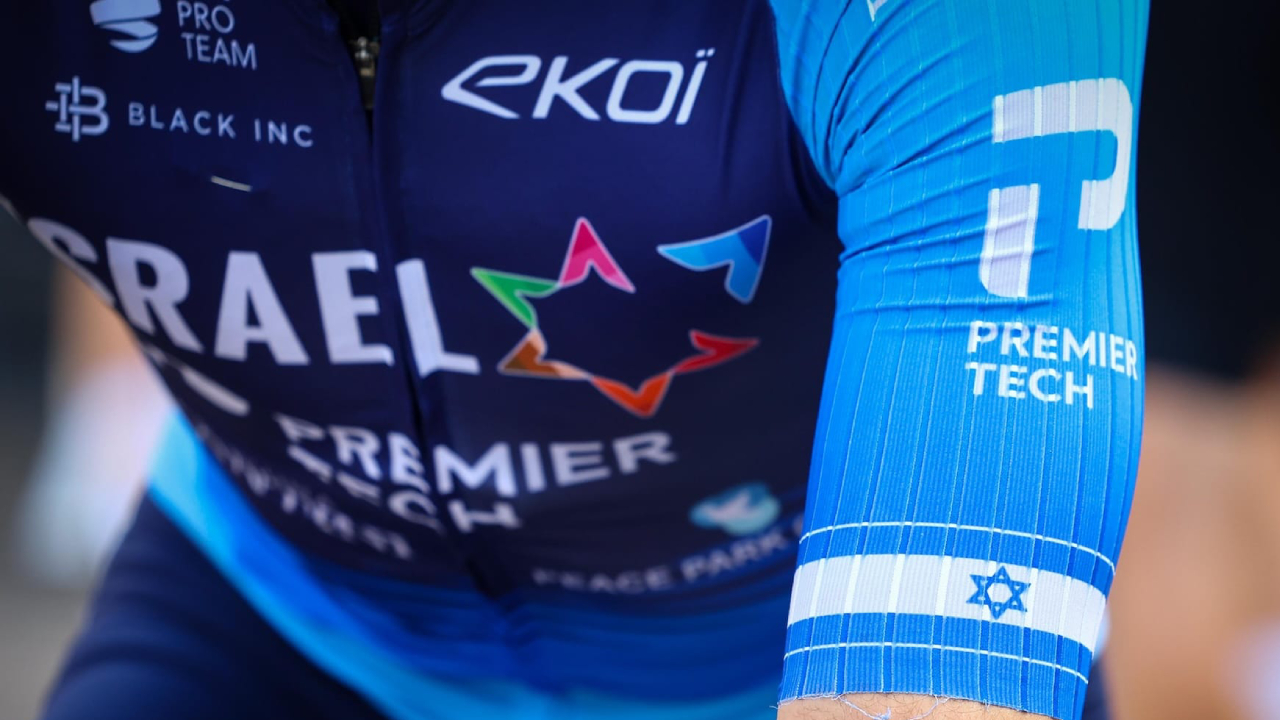 Selama musim 2025, tim Israel Premier Tech berulang kali menjadi sasaran protes pro-Palestina, terutama selama Vuelta a España. (Foto: AP)