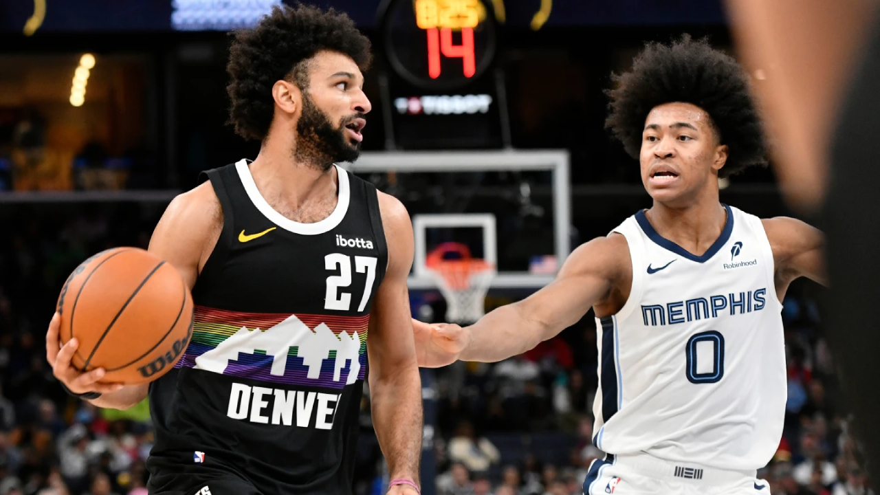 Jamal Murray (kiri) mencetak 29 poin saat tim tamu Denver Nuggets mengalahkan Memphis Grizzlies 125-115 pada Senin (24/11) malam. (Foto: AP)