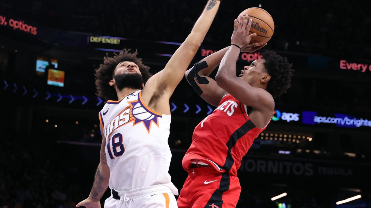 Amen Thompson (kanan) mencetak 28 poin saat Houston Rockets mengalahkan tuan rumah Phoenix Suns dengan skor 114-92 pada Senin (24/11). (Foto: AP)