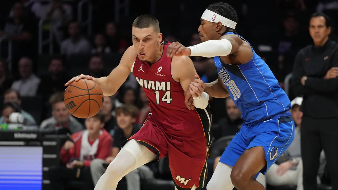Tyler Herro (kiri) mencetak 24 poin saat Miami Heat mengalahkan Dallas Mavericks 106-102 pada Senin (24/11). (Foto: AP)