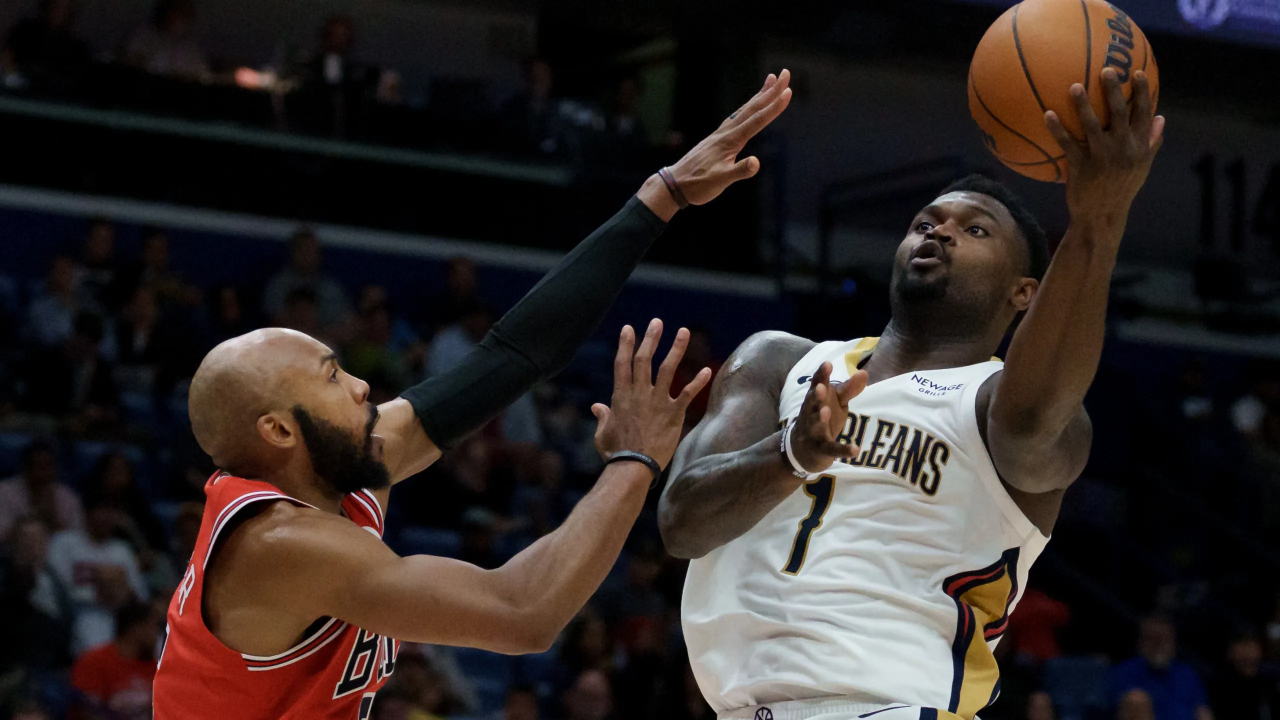 Zion Williamson mencetak 29 poin saat New Orleans Pelicans meraih kemenangan 143-130 atas tim tamu Chicago Bulls pada Senin (24/11). (Foto: AP)