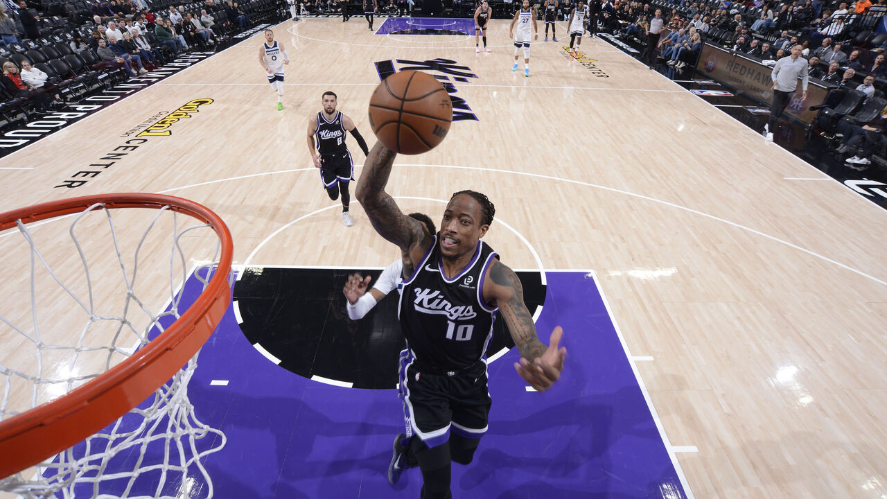 DeMar DeRozan mencetak 33 poin saat Sacramento Kings meraih kemenangan 117-112 dalam paruh perpanjangan waktu atas tim tamu Minnesota Timberwolves pada Senin (24/11) malam. (Foto: AP)