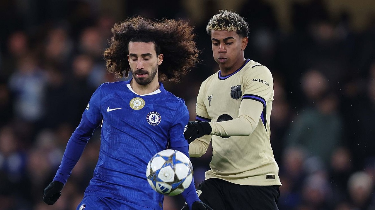Marc Cucurella berduel dengan Lamine Yamal. (Foto: Crystal Pix/MB Media/Getty Images)