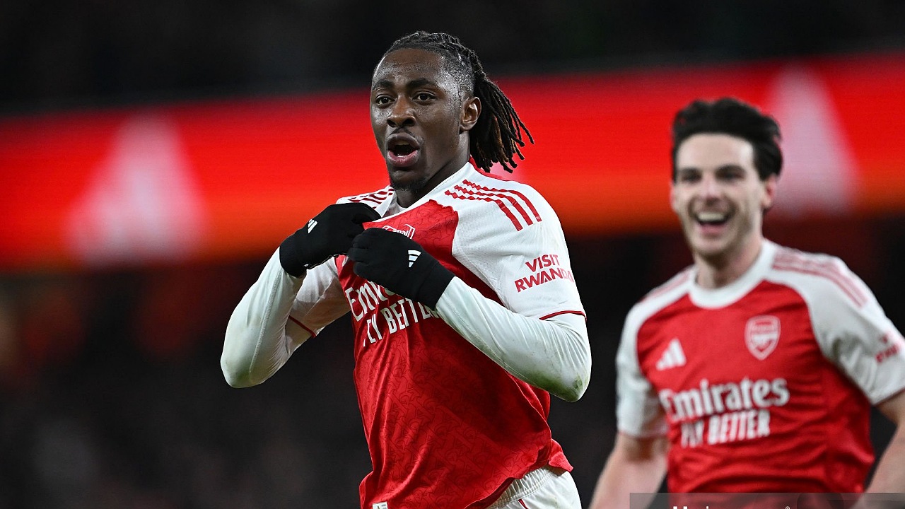 Eberechi Eze dipuji oleh Paul Scholes