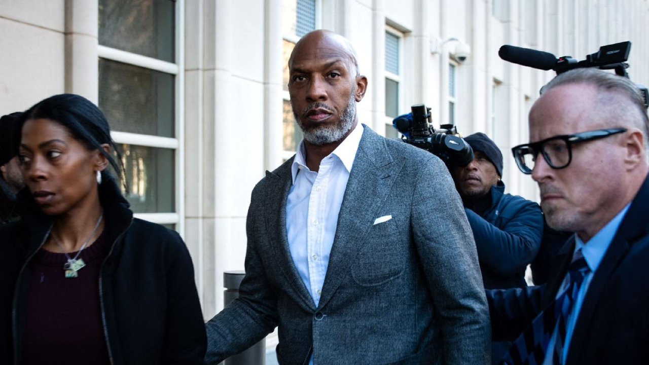 Chauncey Billups, yang mengenakan setelan abu-abu gelap, hanya berbicara untuk menjawab pertanyaan ya atau tidak selama sidang pendahuluan singkatnya. (Foto: AP)