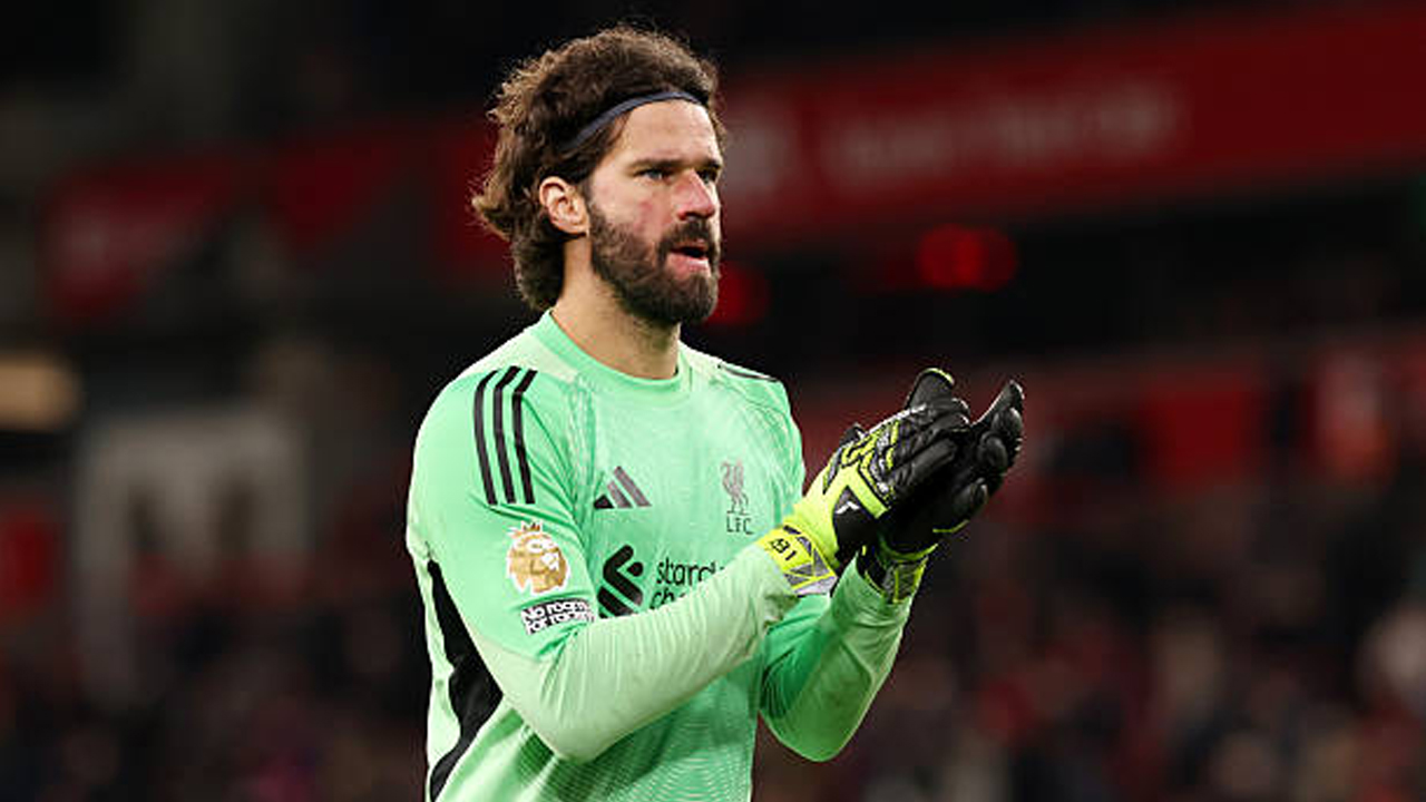 Absen Lawan PSV Eindhoven, Alisson Becker Alami Cedera Lagi?