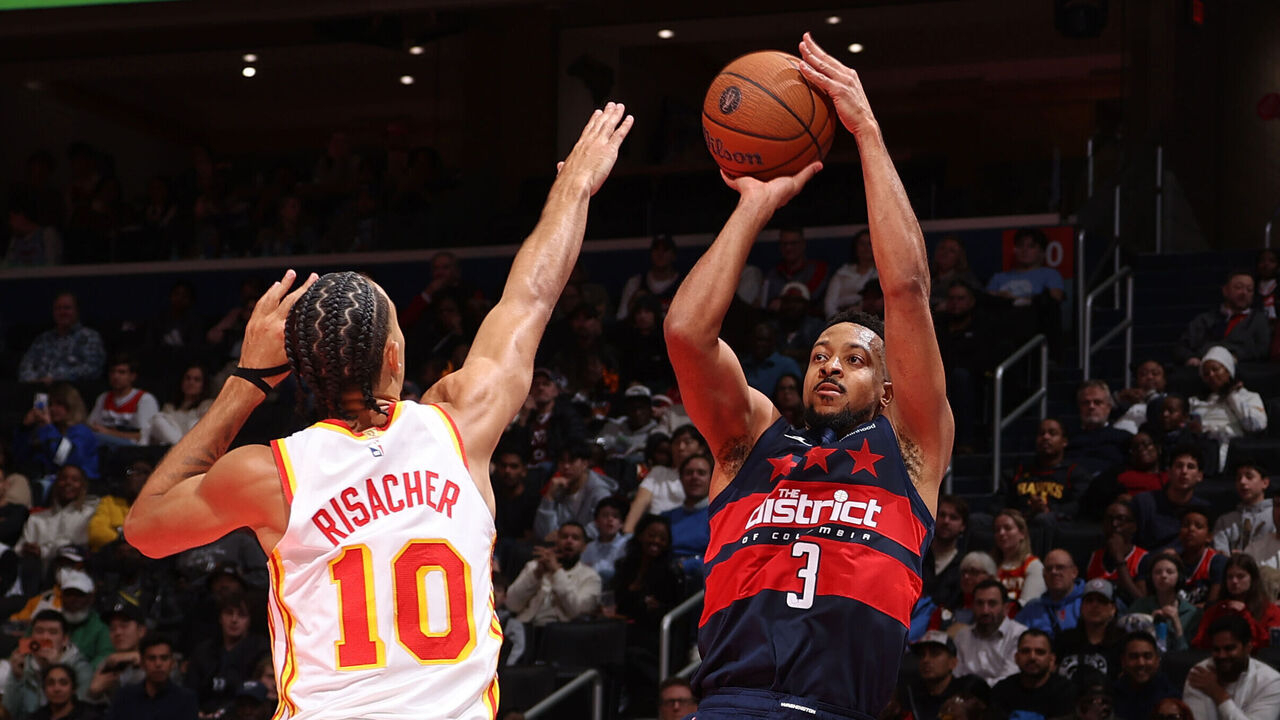 CJ McCollum (kanan) mencetak 46 poin saat Washington Wizards membukukan kemenangan 132-113 atas tim tamu Atlanta Hawks dalam pertandingan grup NBA Cup pada Selasa (25/11). (Foto: AP)