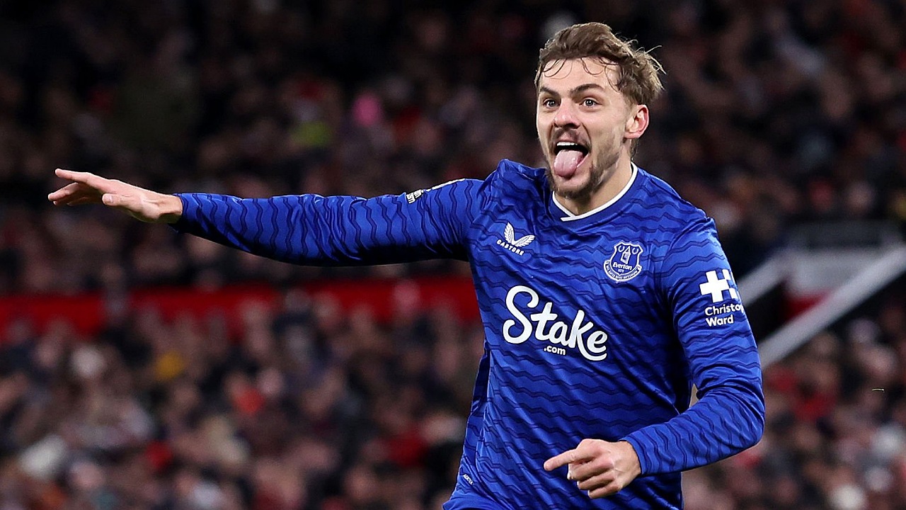 Gelandang Everton, Kiernan Dewsbury-Hall